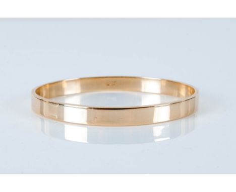 A Soild 9ct Gold Bangle of Plain Form. Fully Hallmarked. Diameter 2.75 Inches. Weight 35 grams. In Excellent Order. 
