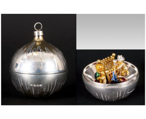 Stuart Devlin - A Silver and Silver Gilt Christmas Tree Bauble. Hallmark London 1983, Makers Mark S.D. Number 76. The Screw o