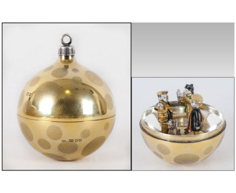 Stuart Devlin - A Silver Gilt Christmas Tree Bauble. Hallmark London 1982, Makers Mark S.D. Number 76. The Screw off Cover wi