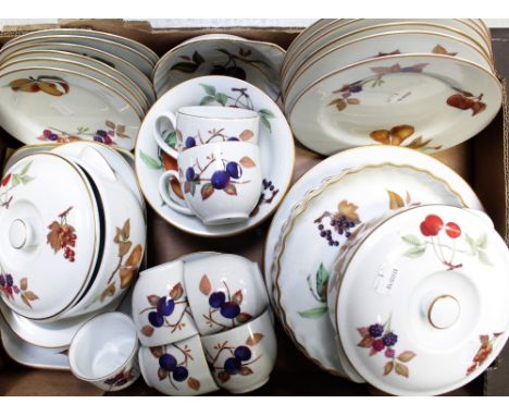 A quantity of Evesham Vale oven-to-table ware comprising dinner plates, starter plates, cereal bowls, teacups, saucers, side 