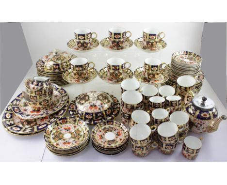 A large collection of Davenport Imari pattern dinner and teaware to include cups, saucers, tureens, sandwich plates, teapot, 