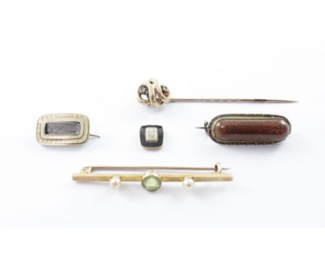 A small collection of yellow metal and gold items to include a 15ct gold peridot and seed pearl bar brooch, width approx 4.5c