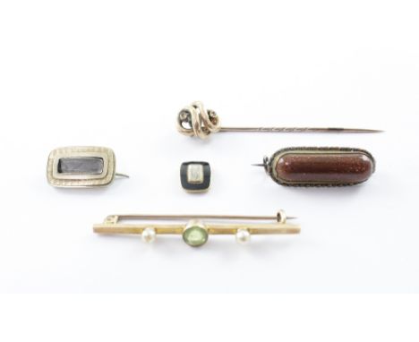 A small collection of yellow metal and gold items to include a 15ct gold peridot and seed pearl bar brooch, width approx 4.5c