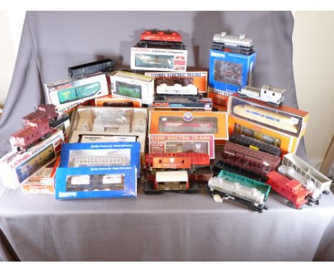 LIONEL ELECTRIC TRAINS O'GAUGE - a good quantity of boxed and loose rolling stock, box cars with a small quantity of similar 