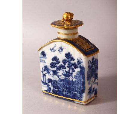 AN 18TH CENTUY CHINESE BLUE &amp; WHITE PORCELAIN TEA CADDY &amp; COVER - decorated with native landscape views with a ribbed