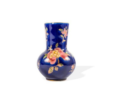 Vase, Zsolnay, PécsUm 1900Porzellan-Fayence, farbig und gold gemalter floraler DekorUnterglasurblaue Fünfkirchen MarkeHöhe 11