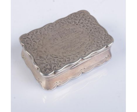 A George V silver snuff box with engraved decoration and presentation inscription to lid. Assayed Birmingham 1911. 48g.  