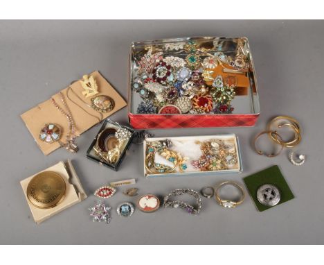 A tin of assorted costume jewellery to include good collection of vintage brooches, necklaces, bangles, bracelets, etc.  