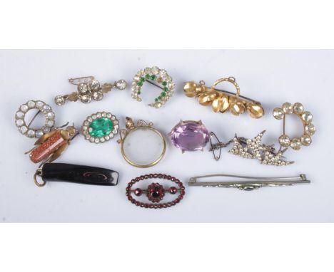 Thirteen pieces of antique and vintage jewellery. Includes goldstone insect, photograph locket, paste set etc.  