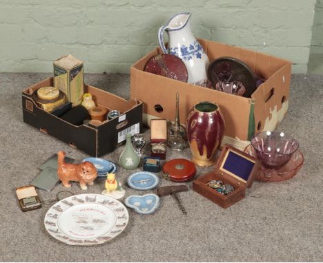 A box of mixed collectable including a Beswick cat, Royal Doulton Winnie the Pooh, trinket box, Wedgwood Jasperware, horn cor