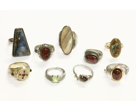 Nine assorted rings, to include a silver Labradorite Trapeze shape cabochon ring, marked 925, a 9ct gold rub set oval moss ag