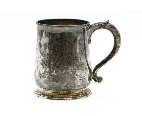 A George II silver mug by Richard Bayley (probably), London 1728, with initials on handle, 11.5cn high