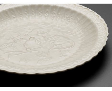 A CHRYSANTHEMUM-SHAPED DINGYAO MOLDED 'CRANE' DISH, JIN DYNASTYChina, 12th-13th century. Delicately potted with shallow round