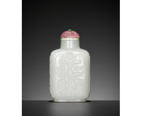 A WHITE JADE 'KUILONG' SNUFF BOTTLE, PROBABLY IMPERIAL, 1750-1820Opinion: The present bottle is of exceptional quality. The j