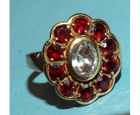 A 9ct gold garnet cluster ring, O, 5.6g 