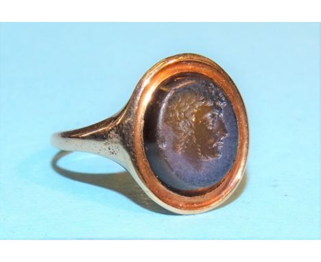 A Georgian gold signet ring set hardstone carved as a cameo of a man's profile, size M, 2.8g. 