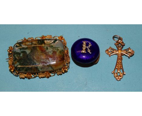 An enamelled stud with the initial 'R', an unmarked gold crucifix, 1.3g (tests as 18ct approximately) and a moss agate brooch