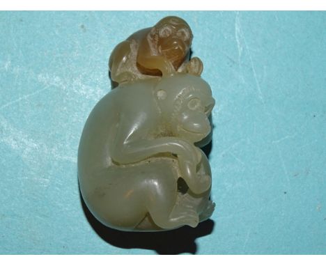 A jade figure of a monkey and juvenile grooming, 4cm high, 2.5cm wide. 