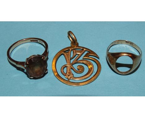 An 18ct gold pendant, 2.3g, a 9ct gold signet ring, (stone missing), size K, 2g and a 9ct gold smoky quartz ring, size N½, 3.