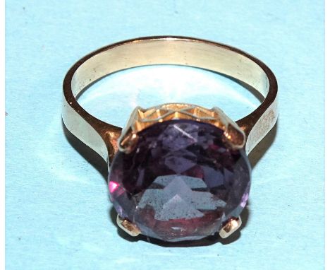 A Middle Eastern ring set synthetic sapphire, bearing marks for 18ct gold, size O, 4.7g. 