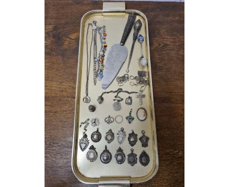 182g silver pendant medals, chains and jewellery together with 1924 British Exhibition spoon, silver handle cake slice and bu