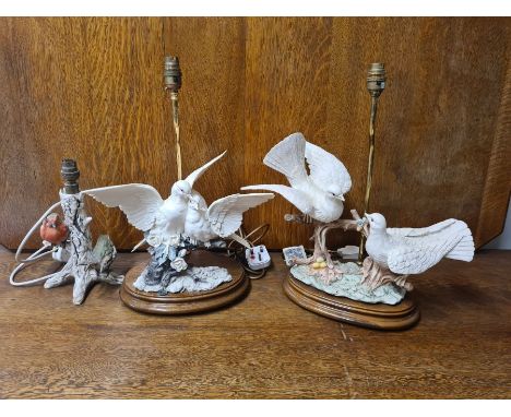 Goebel figural lamp winter Robins and 2 x Dear figural lamps, pairs of Doves.