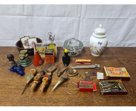 Mixed tray collectables to include enamel badges, vintage pen nibs, Giroscope, Berkels oil can, novelty bottle stoppers, etc.