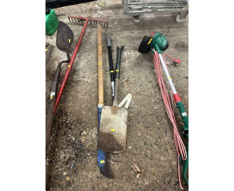 Mixed lot of gardening tools to include spade, weeder etc