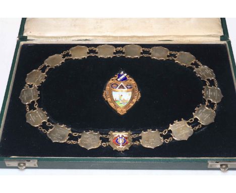Cased Masonic gold and enamel jewel with silver chain, the 9 carat gold jewel inscribed verso and dated 1931, and the chain h