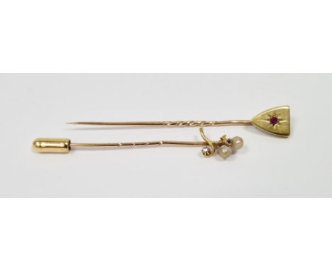 Late 19th / early 20th century stickpin, the 18ct yellow gold flower shaped finial set with a diamond and seed pearls, 5.5cm 