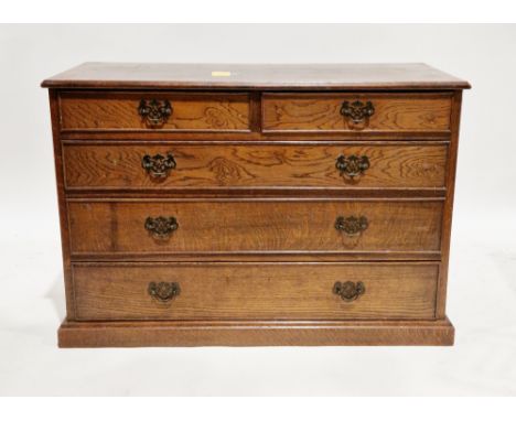 Early 20th century oak chest of drawers, the rectangular top with thumbmould edge over two short and three long graduated coc