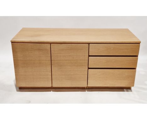 Beaver &amp; Tapley veneered sideboard&nbsp;comprising two panel doors opening to an adjustable shelf, flanked by three gradu