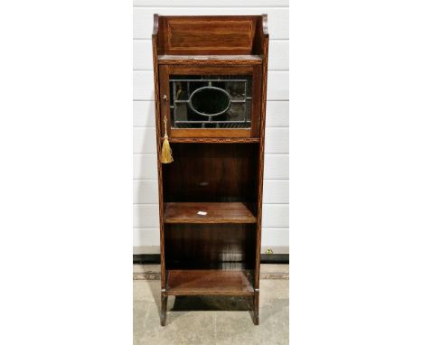 Early 20th century mahogany slim bookcase&nbsp;with satinwood inlay, comprising a leaded glazed cupboard door over two fixed 
