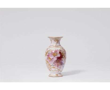 Vase mit BlumenbouquetsPorzellan, Aufglasurfondfelder in hellem Apricot und Seladon, farbiger Aufglasurdekor, Mattvergoldung 