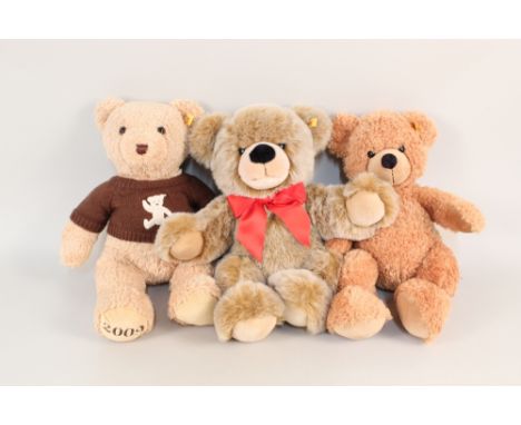 Three various coloured Steiff bears