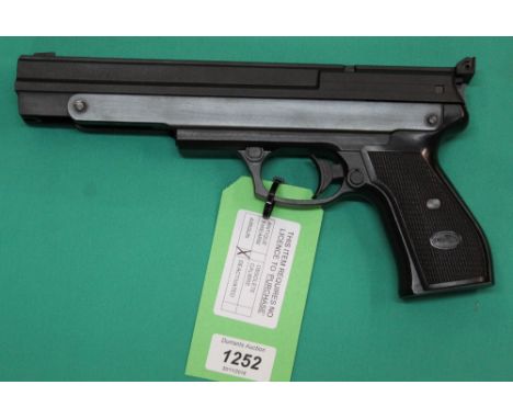 A 'Gamo' .177 cal air pistol (as found) with hard carry case and a 92F Beretta plastic B.B. air pistol (boxed), as a post 193