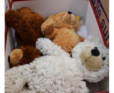 Three various coloured small Steiff bears