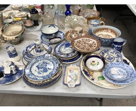 A LARGE COLLECTION OF 19TH CENTURY AND LATER BLUE AND WHITE AND FURTHER CERAMICS, ROYAL WORCESTER VASE, PLATES ETC (QTY) 