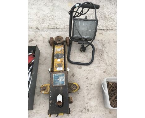 AN EVERSURE 1.134T TROLLEY JACK AND A PORTABLE LIGHT 
