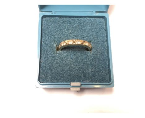 A LADIES YELLOW METAL RING WITH CLEAR STONES, BOXED 