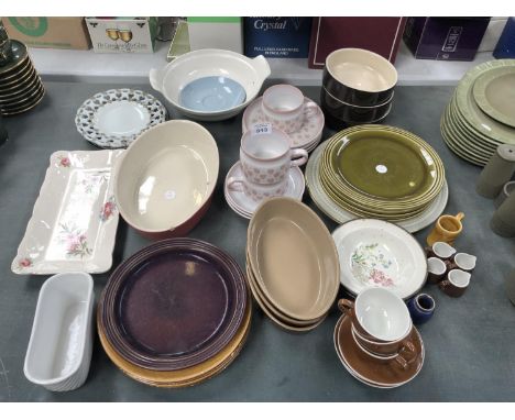 A MIXED GROUP OF CERAMICS TO INCLUDE PLATES, DISHES, AND A SET OF DENBY CUPS AND SAUCERS 