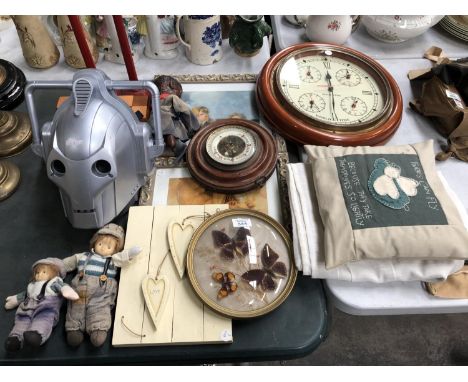A MIXED GROUP OF ITEMS TO INCLUDE KITCHEN WALL CLOCK, CYBERMAN HELMET, PLAQUES ETC 