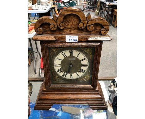 A OAK CASED 'ANSONIA, NEW YORK, U.S.A' CHIMING MANTLE CLOCK WITH PENDULUM 