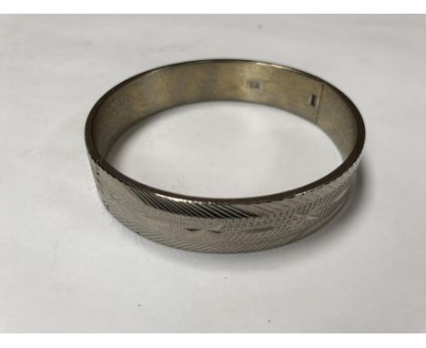 A LADIES WHITE METAL BANGLE, STAMPED 18K, BOXED 