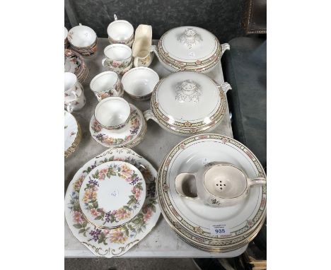 A COLLECTION OF VARIOUS DINNERWARE ITEMS TO INCLUDE A SET OF PARAGON TEA CUPS AND SAUCERS 