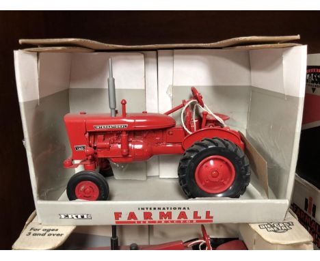 A BOXED 'ERTL' MODEL INTERNATIONAL FARMALL 140 1:16 SCALE TRACTOR MODEL, NO.4754 