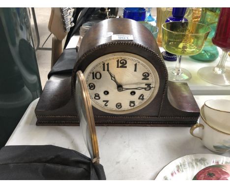 A VINTAGE OAK CASED CHIMING MANTLE CLOCK 