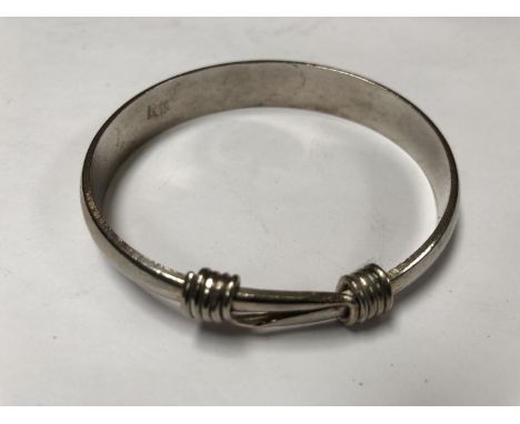 AN UNUSUAL LADIES WHITE METAL BANGLE 