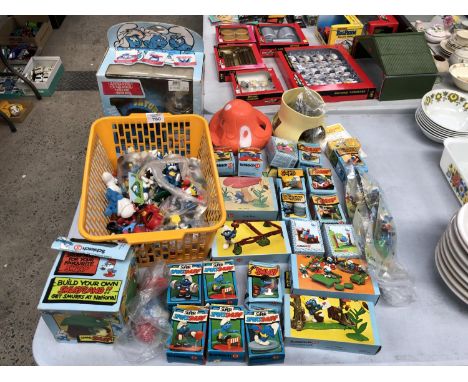 A MIXED COLLECTION OF VINTAGE AND LATER 'SMURF' ITEMS TO INCLUDE BOXED EXAMPLES ETC 