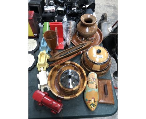 A MIXED GROUP OF WOODEN 'TREEN' STYLE ITEMS, BOWLS, CUPS, TRAINS ETC (QTY) 